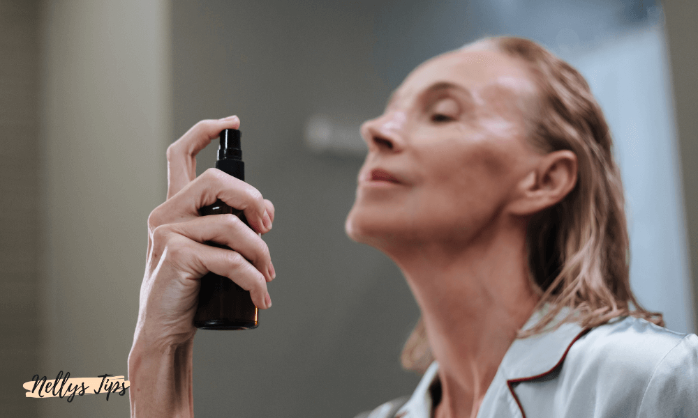 Äldre kvinna applicerar setting spray för en återfuktad och fräsch hudkänsla