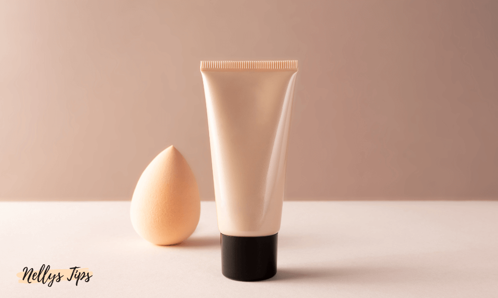 Tub med concealer och makeupsvamp, perfekt för precisionsapplicering