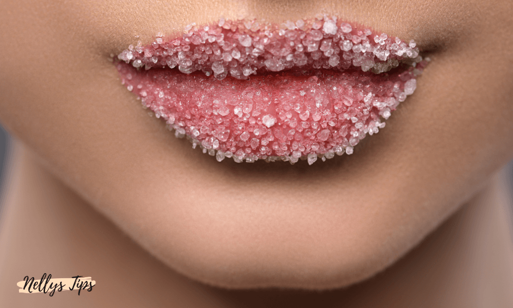 Närbild på rosa sockerskrubb i burk – exfolierande läppvård för mjuka och återfuktade läppar.