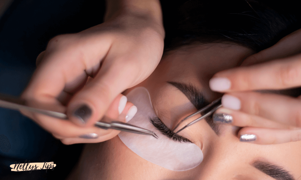 Närbild på fransbehandling med pincett – steg i lash lift-processen för längre och böjda ögonfransar