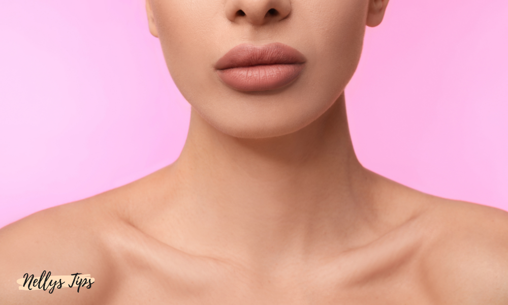 Modell med matta nude-läppar i fokus för ett stilrent makeupresultat