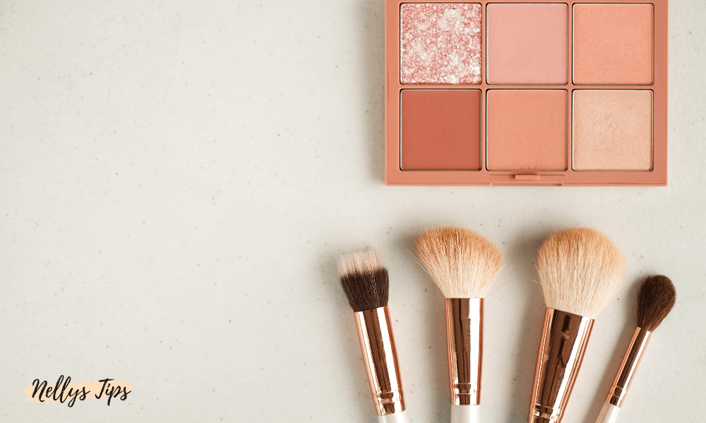 Makeupborstar i guld och ett sminkkit med sex nyanser för ögonskuggor och rouge.