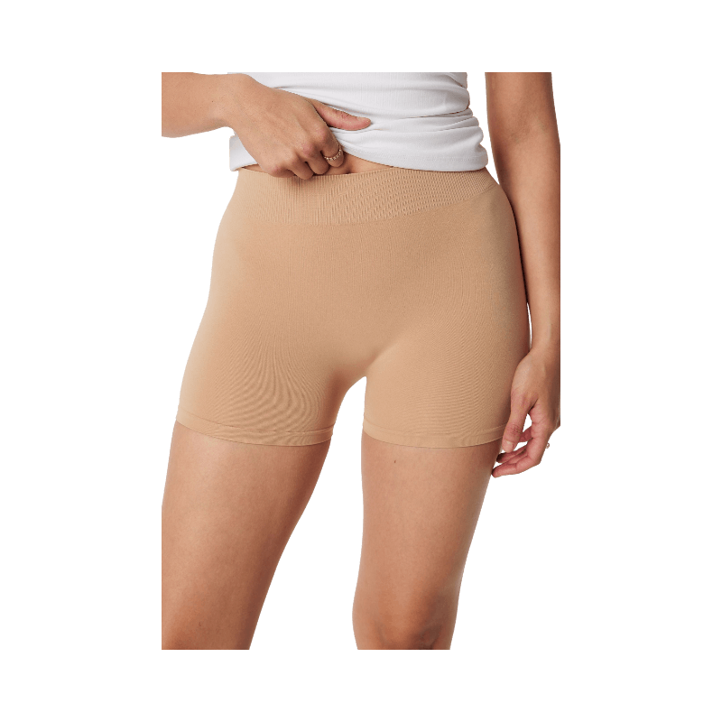 Sömnlösa beige shorts med kroppsnära passform för vardagskomfort