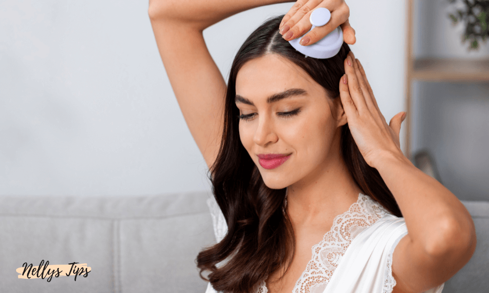 Kvinna masserar in scalp serum med hårbottenborste – stimulerar blodcirkulationen och förbättrar produktens effekt.