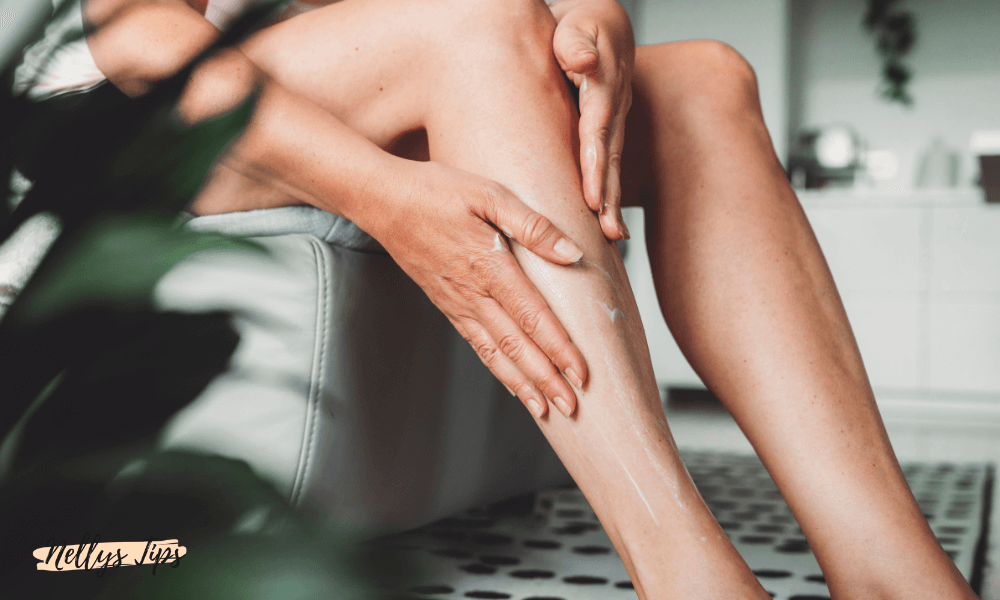 Kvinna smörjer in benen med body lotion för att vårda huden och förbättra hudens fasthet