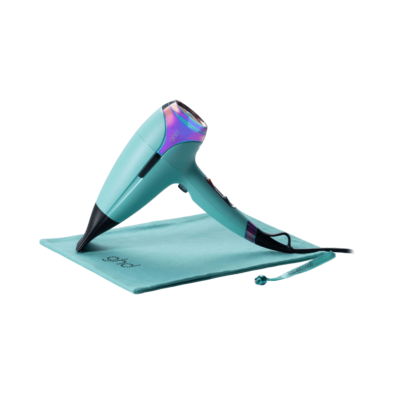ghd Helios hårfön i mystic aqua-design med regnbågston och matchande matta.