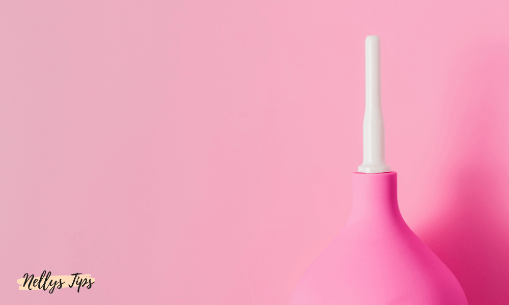 Rosa analdusch med vit pip för hygienisk rengöring före analsex, stilrent designad.