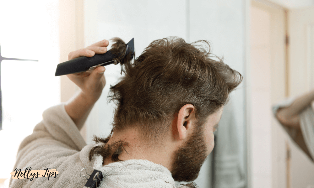 Man klipper sitt eget hår med BaByliss hårtrimmer för hemmabruk.
