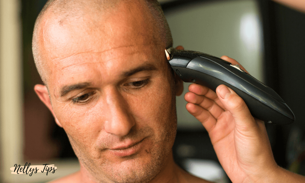 Hårklippning med BaByliss hårtrimmer för rakad frisyr i hemmet.