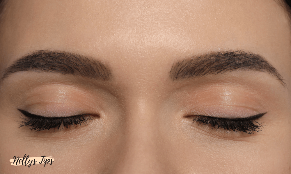 Närbild på välformade ögonbryn stylade med brow soap och eyeliner