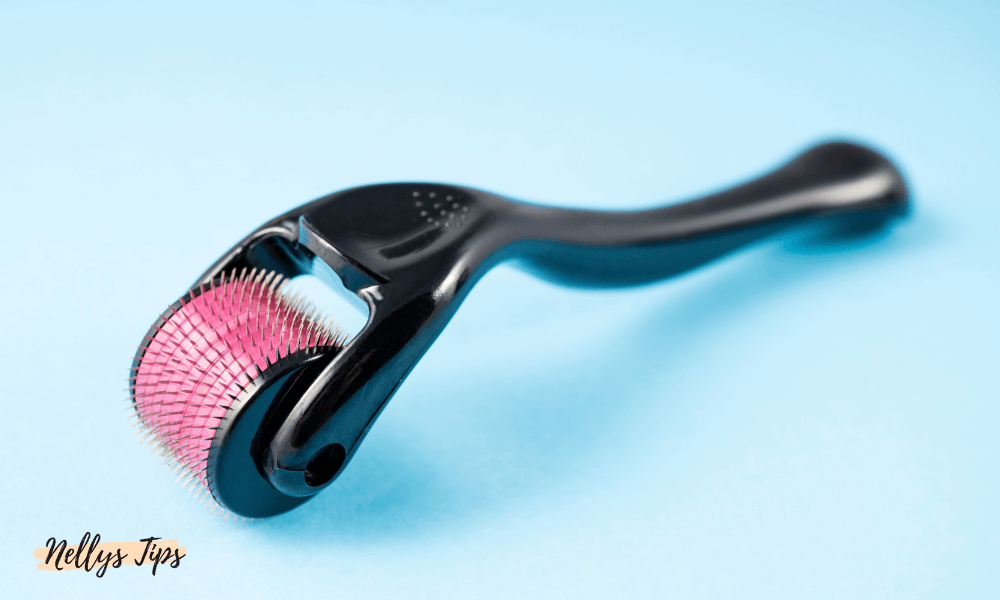 Svart dermaroller med rosa nålar för microneedling och förbättrad hudstruktur.