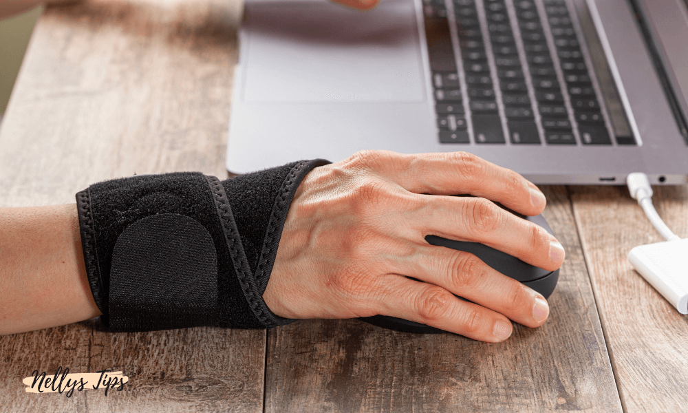Handledsstöd i svart neopren för musarm eller handledsont vid arbete med dator och datormus.