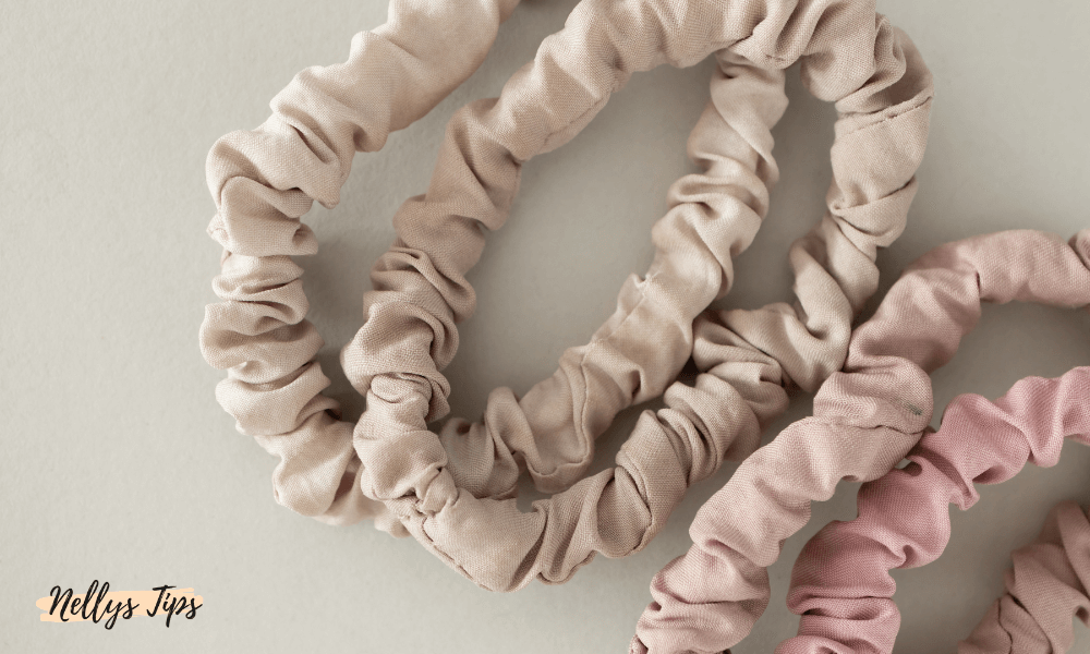 Beige och rosa tygsnoddar i scrunchie-stil för skonsam uppsättning av håret