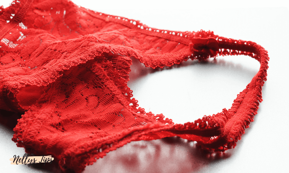 Röda spetsstringtrosor i närbild med fina detaljer och mjukt material