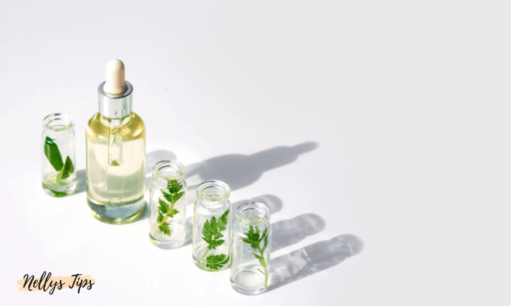 Glasflaskor med örter och serum, illustrerar naturliga ingredienser i koreansk hudvård.