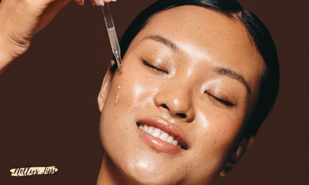 Kvinna applicerar serum i ansiktet med pipett för glowig och återfuktad hud med koreansk hudvård
