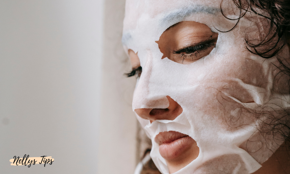 Kvinna med återfuktande sheet mask för lugnande och vårdande hudvård hemma