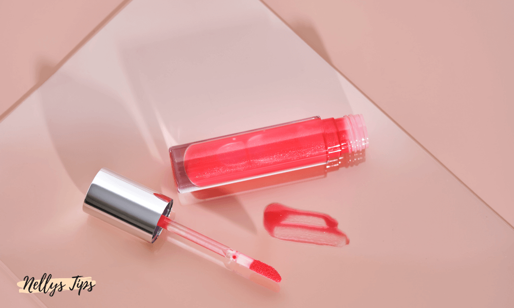 Rosa lip tint med applikator, läckt färg visar glansig konsistens och pigmentstyrka.