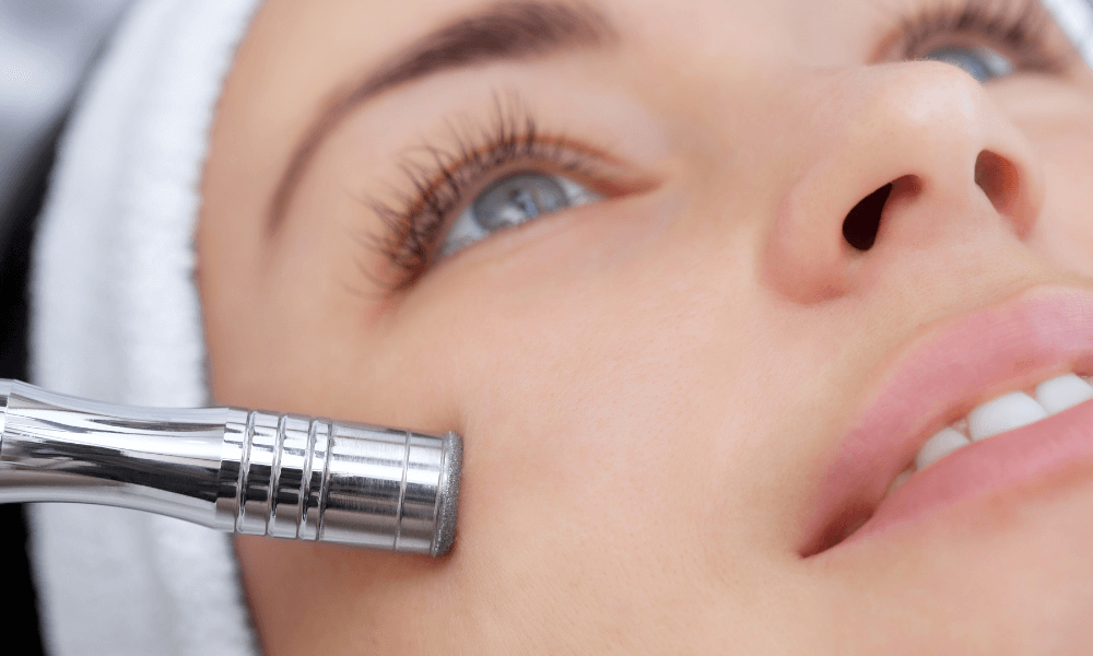 Microdermabrasion-behandling på klinik med vakuumteknik för att ta bort döda hudceller.