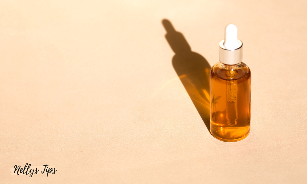 Brun glasflaska med pipett fylld med ögonserum i gyllene ton, perfekt för anti-age och återfuktning.