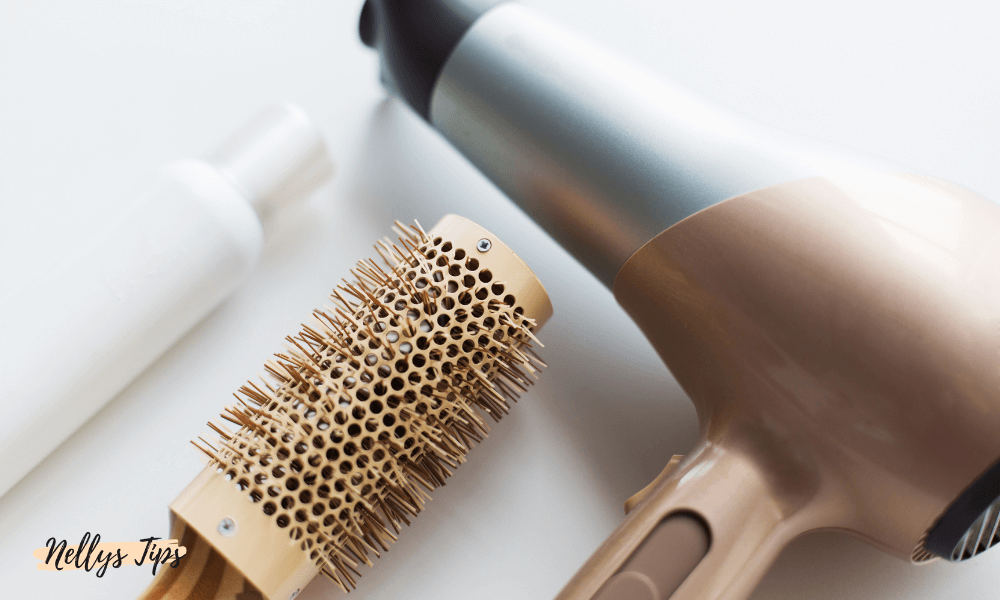 Hårfön, rundborste och värmeskydd – perfekt kit för föning och styling hemma.