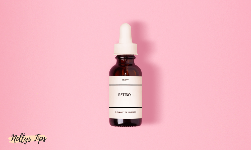 Brun glasflaska med pipett märkt “Retinol” för ansiktsvård med retinol