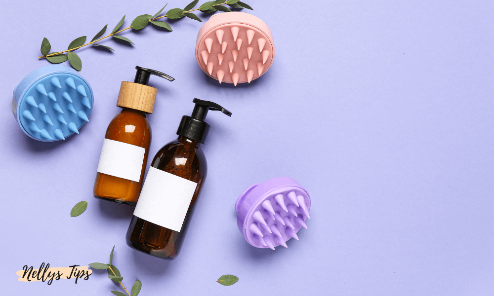 Hårborstar och bruna flaskor med pump – tillbehör och produkter för hårbottenrengöring.