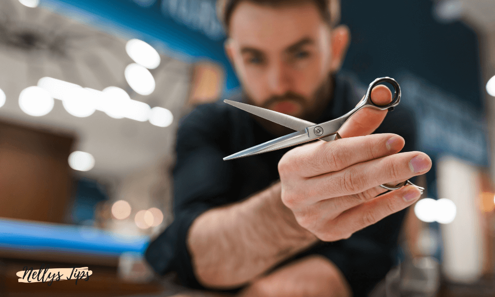 Barberare visar skäggsax i fokus för professionell skäggtrimning och precision
