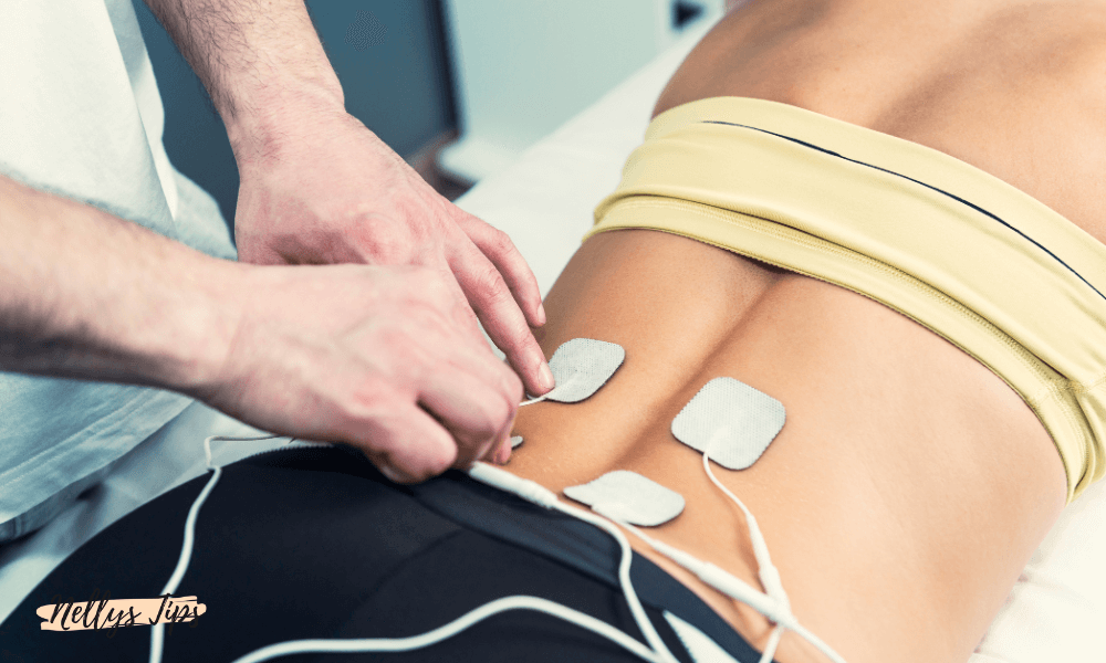 Elektroder appliceras på nedre delen av en rygg vid TENS-behandling