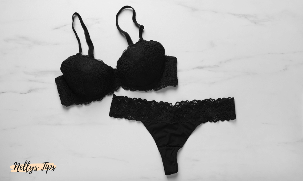 Svart spetsunderklädes-set med push-up bh och trosa för en elegant och feminin stil