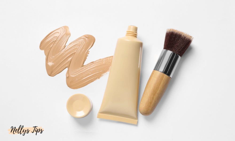 Vattenfast foundation med borste och beige kräm, perfekt för långvarig täckning