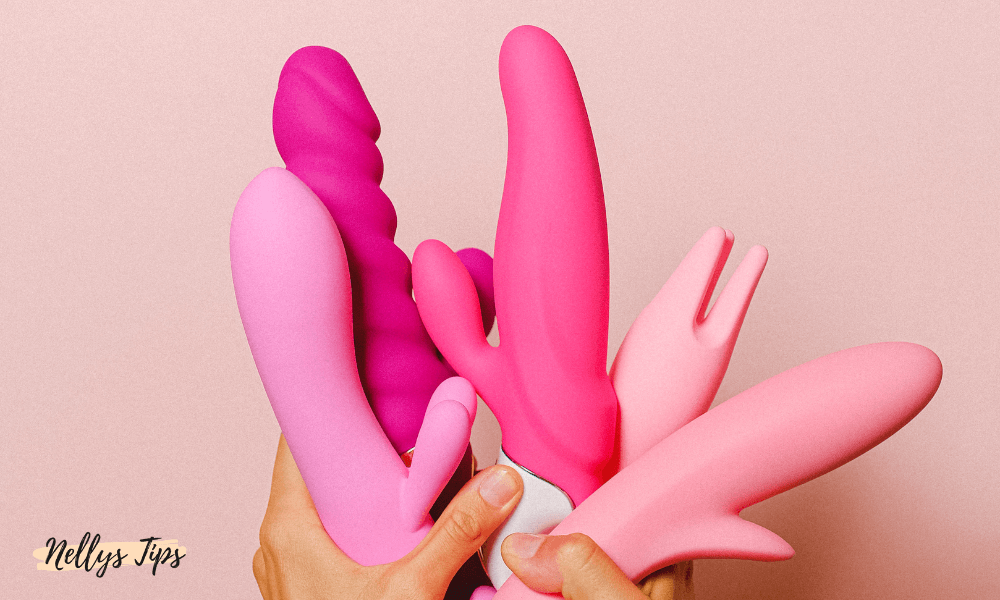 Hand som håller flera rosa rabbitvibratorer i olika former och storlekar