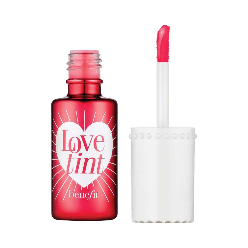 Benefit Lovetint i intensiv röd färg, hjärtformad design och vit skruvkork med applikator.