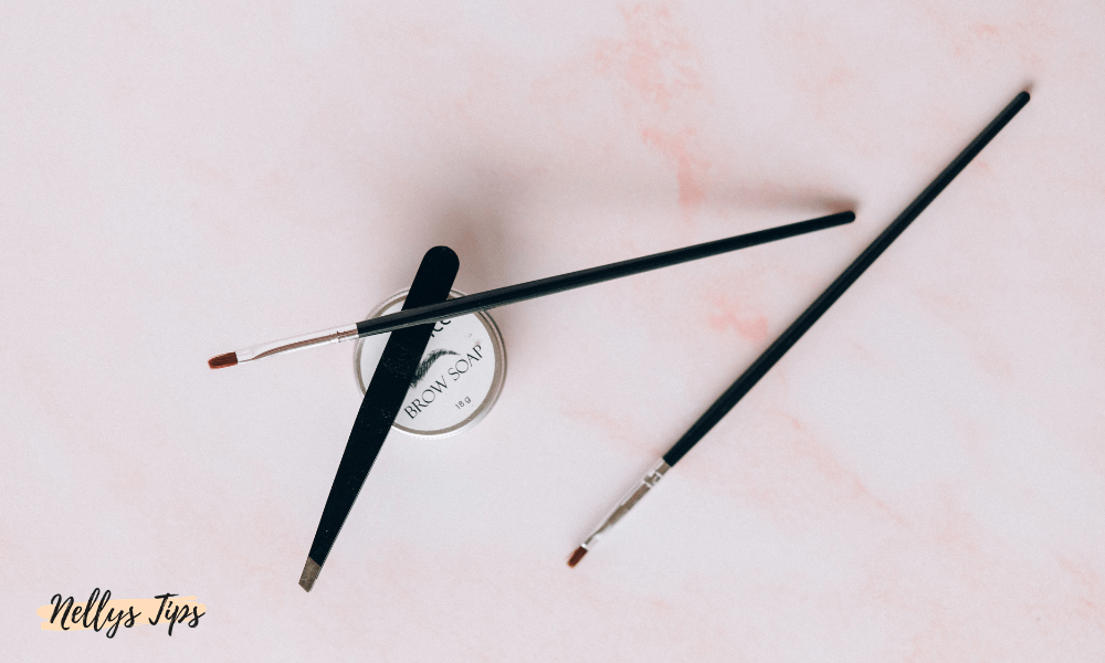 Brow soap med två penslar och pincett för styling av ögonbryn