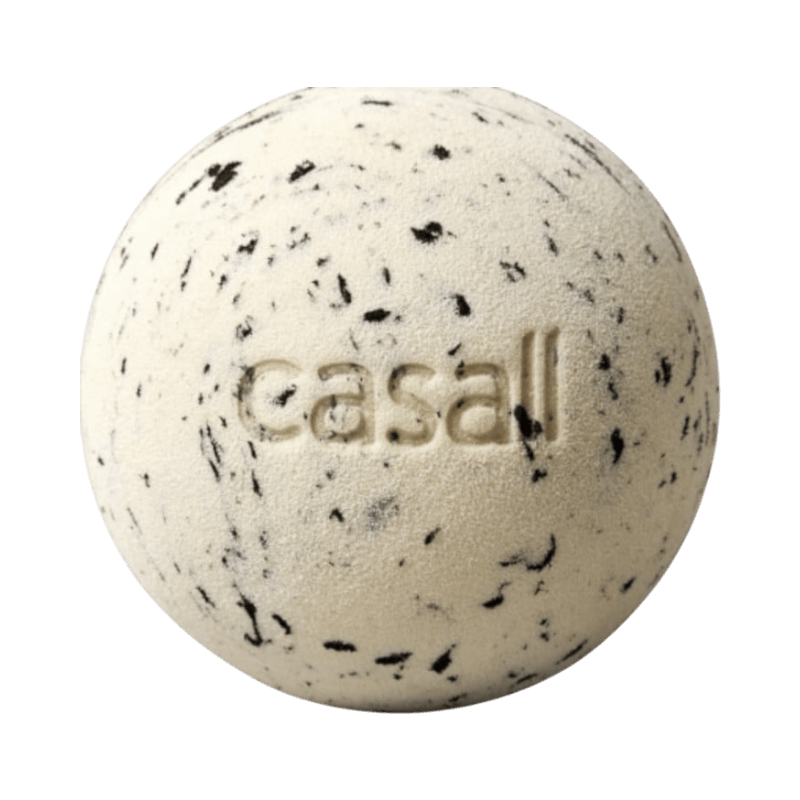 Ljus sandfärgad Casall tryckpunktboll med svarta prickar, tillverkad av återvunnet material.