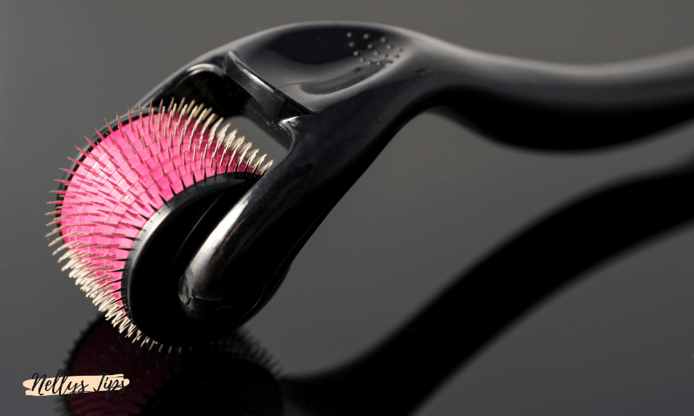 Närbild på svart dermaroller med rosa nålar för microneedling på reflekterande yta.