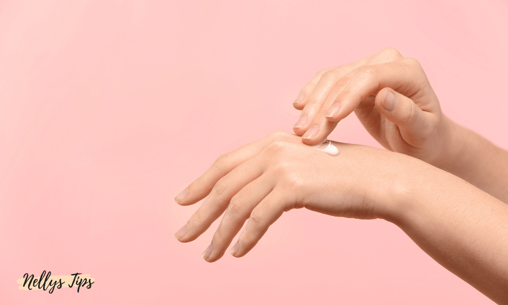 Handapplicering av vit kräm – illustrerar mjukgörande och vårdande egenskaper hos handkräm.