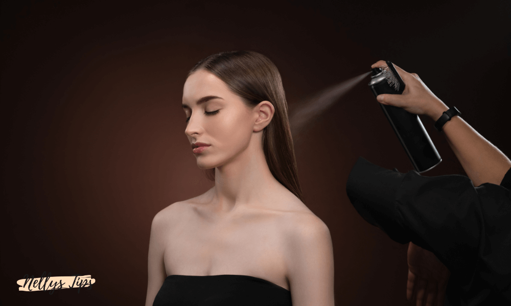 Kvinna får hårspray applicerad i salong – styling för slätt hår med naturlig finish.