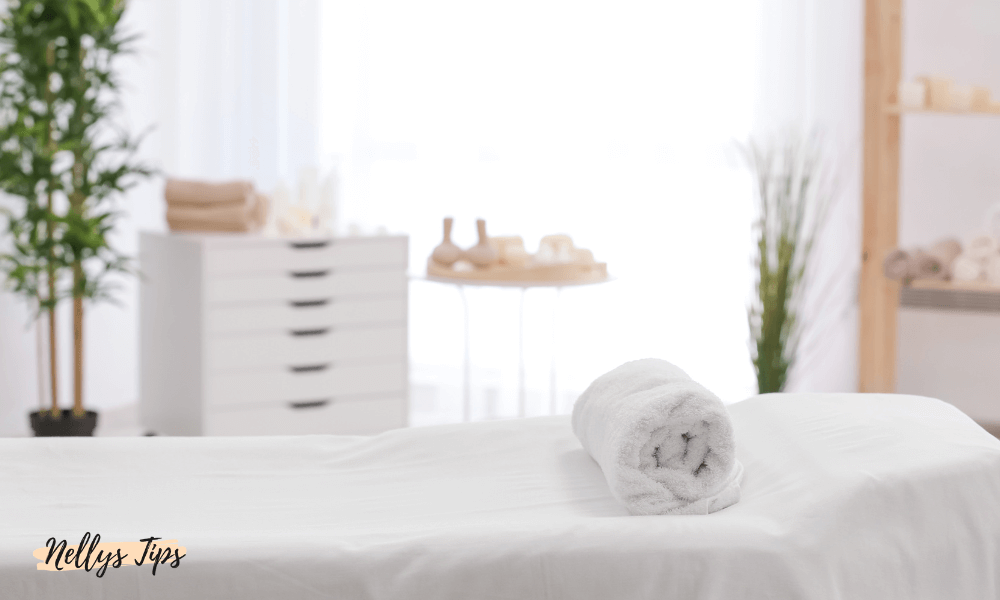 Elektrisk massagebänk med flera sektioner i lyxigt utförande för professionell användning.