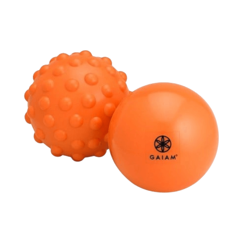Orangea Gaiam massagebollar för varm och kall terapi vid muskelvärk och återhämtning.