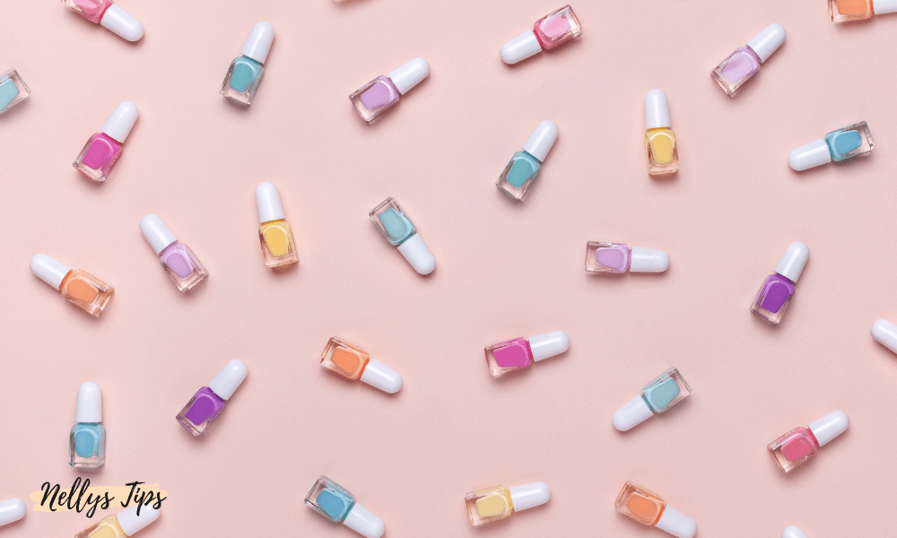 Färgglada flaskor med giftfritt nagellack i pastellnyanser liggandes i mönster.