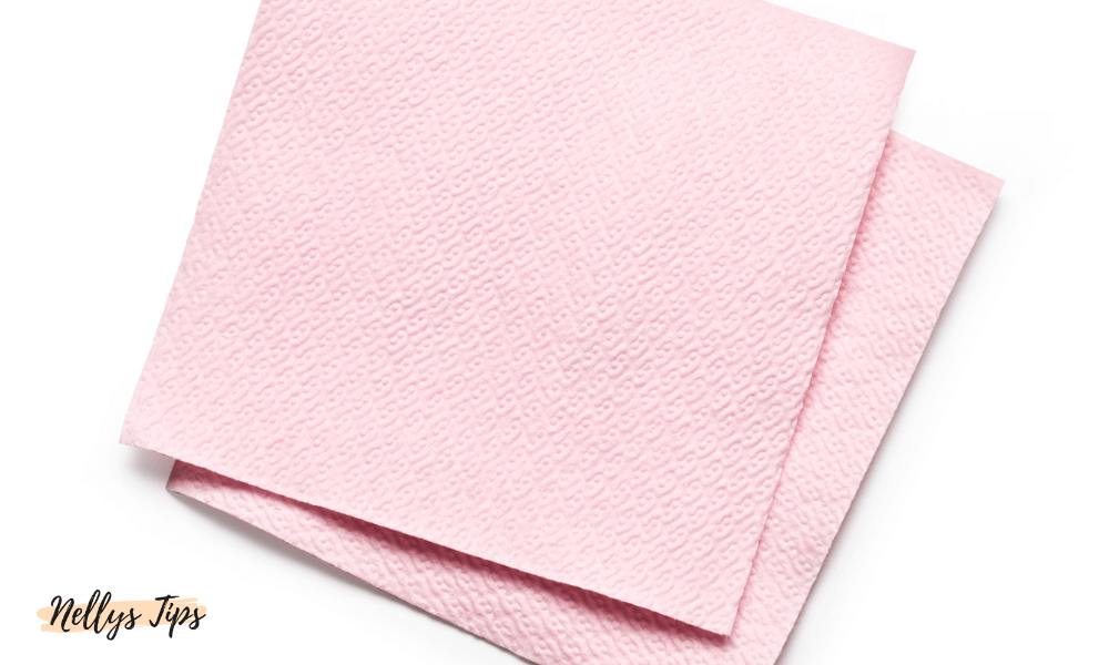 Två vikta rosa våtservetter – skonsamma och diskreta för intimhygien på språng.