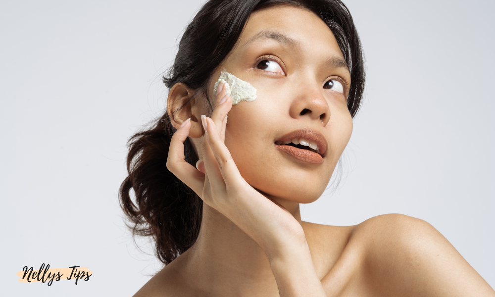 Kvinna applicerar BB-cream i ansiktet för en naturligt jämn och återfuktad finish