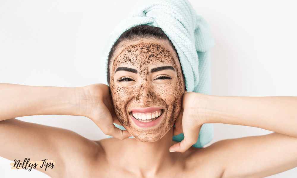 Kvinna med exfolierande ansiktsmask skrattar, visar naturlig glow från koreansk hudvårdsrutin.