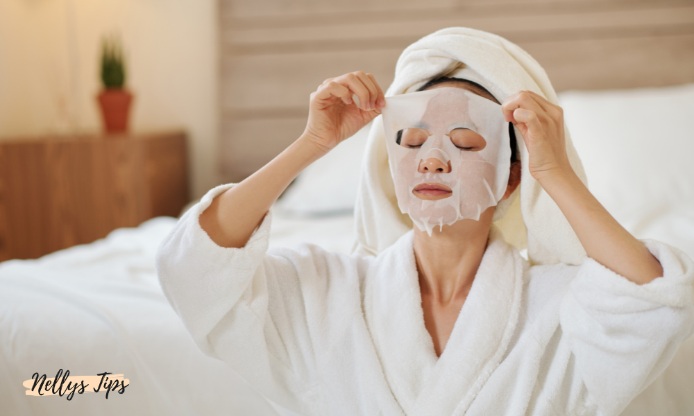 Kvinna applicerar sheet mask i morgonrock för en lugn och återfuktande hudvårdsrutin