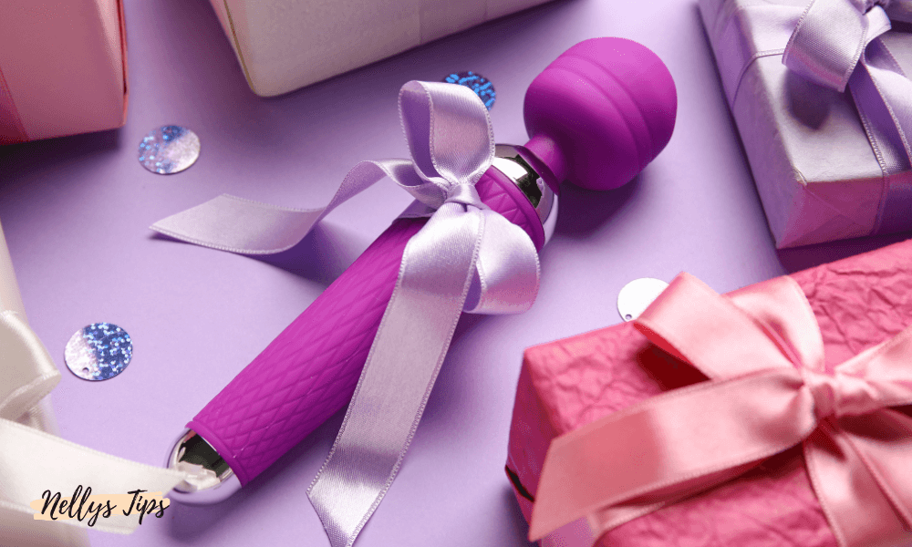 Lila wand-vibrator med rosett, placerad bland presentaskar för att lyfta sensualitet och gåvotips