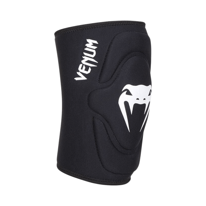 Venum Kontact knäskydd i svart neopren med vitt logotryck, perfekt för kampsport och intensiv träning.