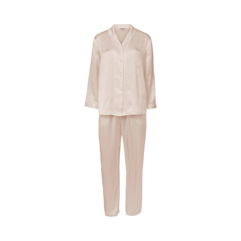 Lyxig pyjamas i naturfärgad siden med lång ärm och knappar för elegant komfort
