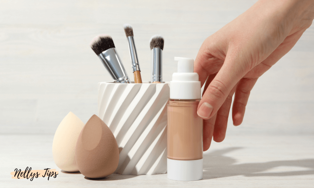 Sminkstation med foundation, beautyblenders och sminkborstar redo för applicering