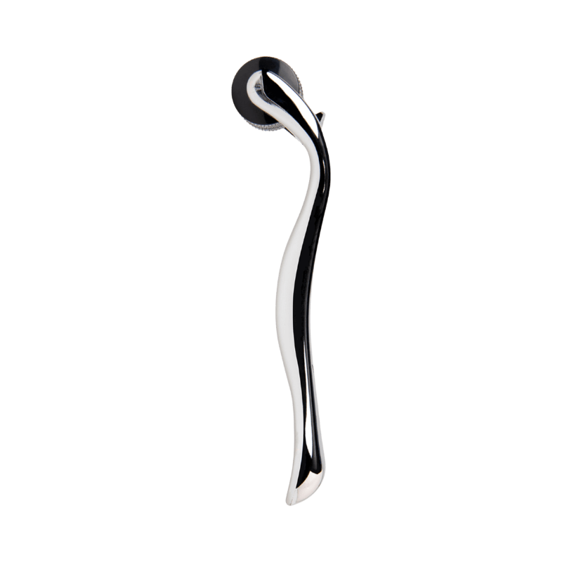 Sense of Youty dermaroller i silver med grå detaljer för hudförbättring och kollagenstimulans.